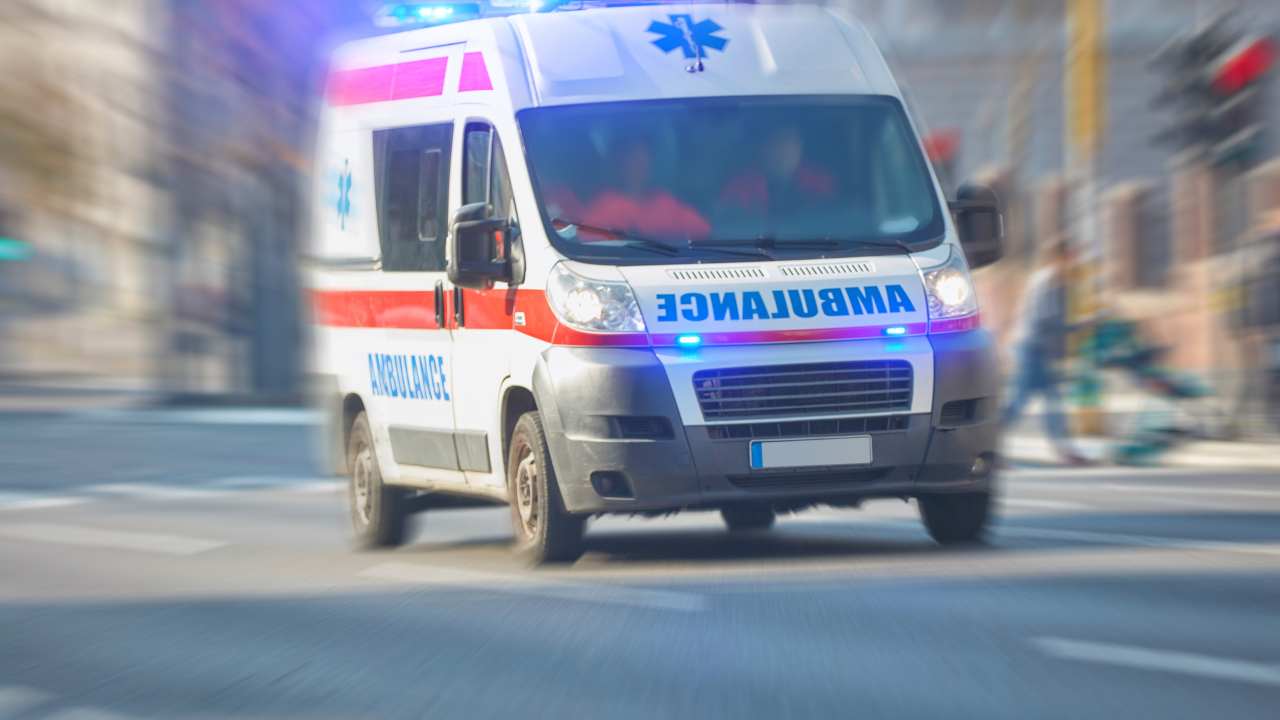 Ambulanza, regole della strada (depositphotos) - ilcorrierino.com