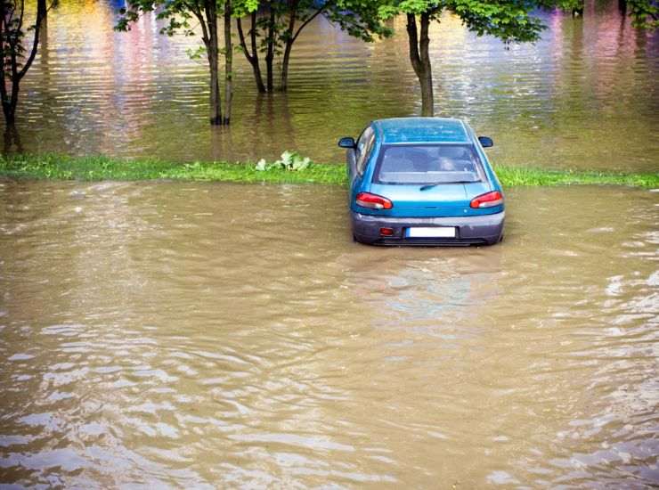 Automobile sommersa da acqua e fango 