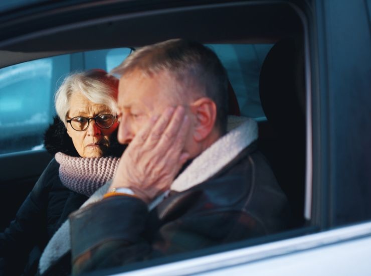 Coppia di anziani preoccupata in macchina 