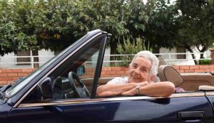Donna anziana al volante
