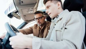 Ragazzo alla guida di un'auto