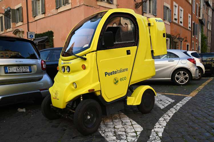 Auto elettrica portalettere di Poste Italiane