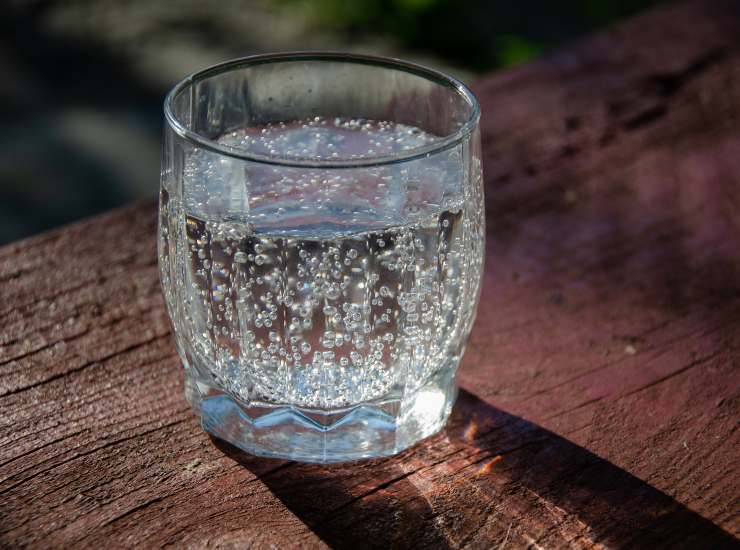 Bicchiere di acqua frizzante (depositphotos) - ilcorrierino.com