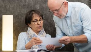 Anziani leggono una comunicazione su carta