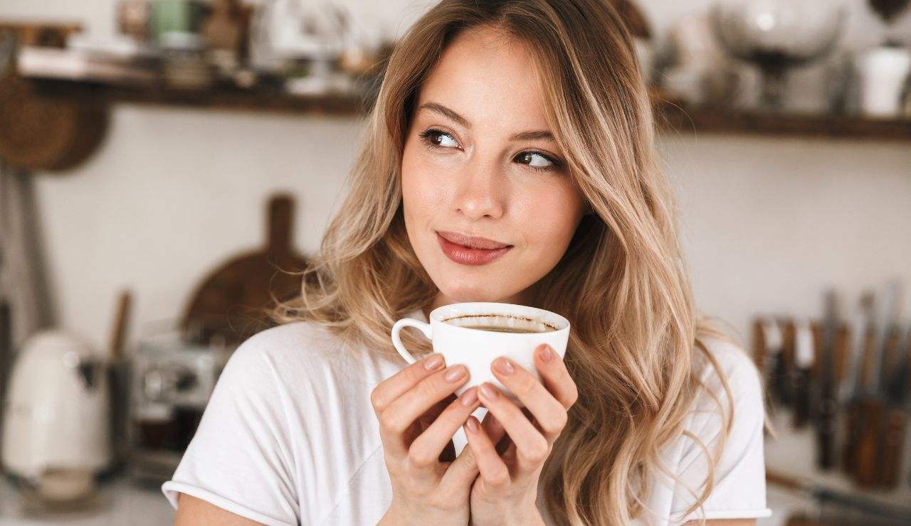 Ragazza beve del caffè