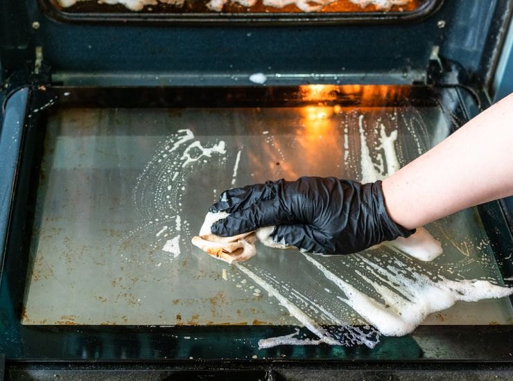 Pulire il forno con regolarità