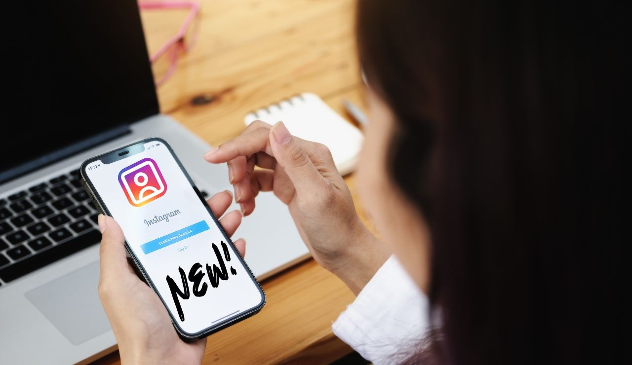 Ragazza con Instagram sullo smartphone