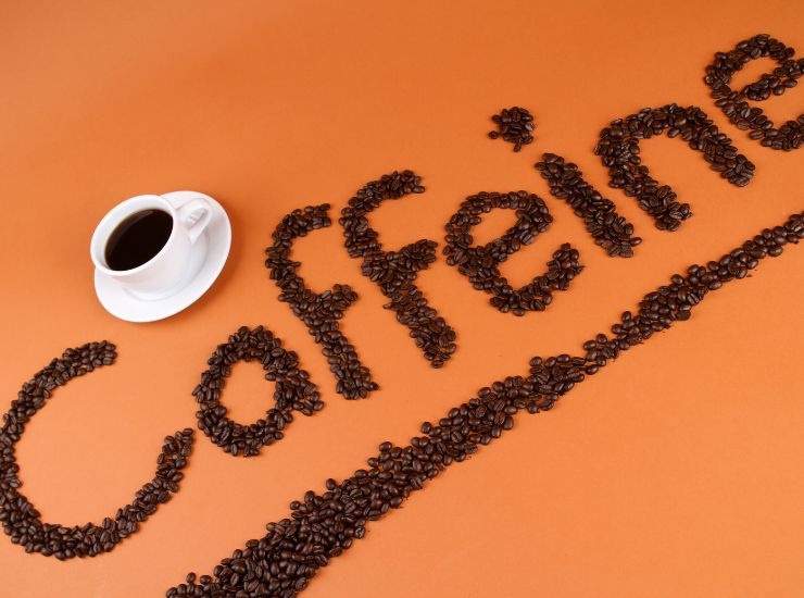 Scritta Caffeine realizzata con chicchi di caffè