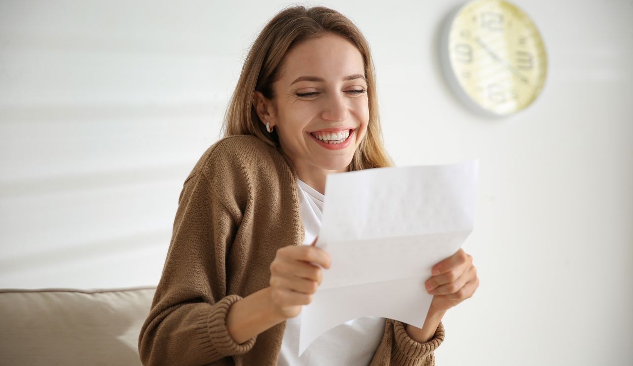 Ragazza felice di leggere una comunicazione