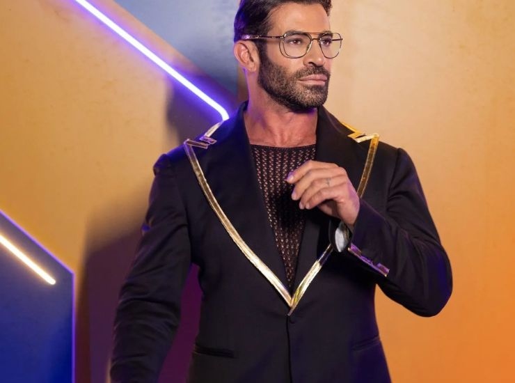 Gianni Sperti con vestito elegante il giorno del suo compleanno