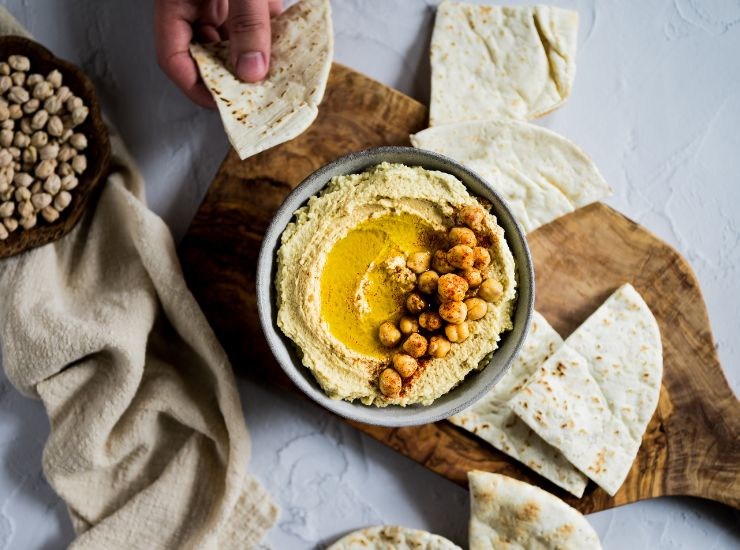 Hummus di ceci accompagnato con piadina