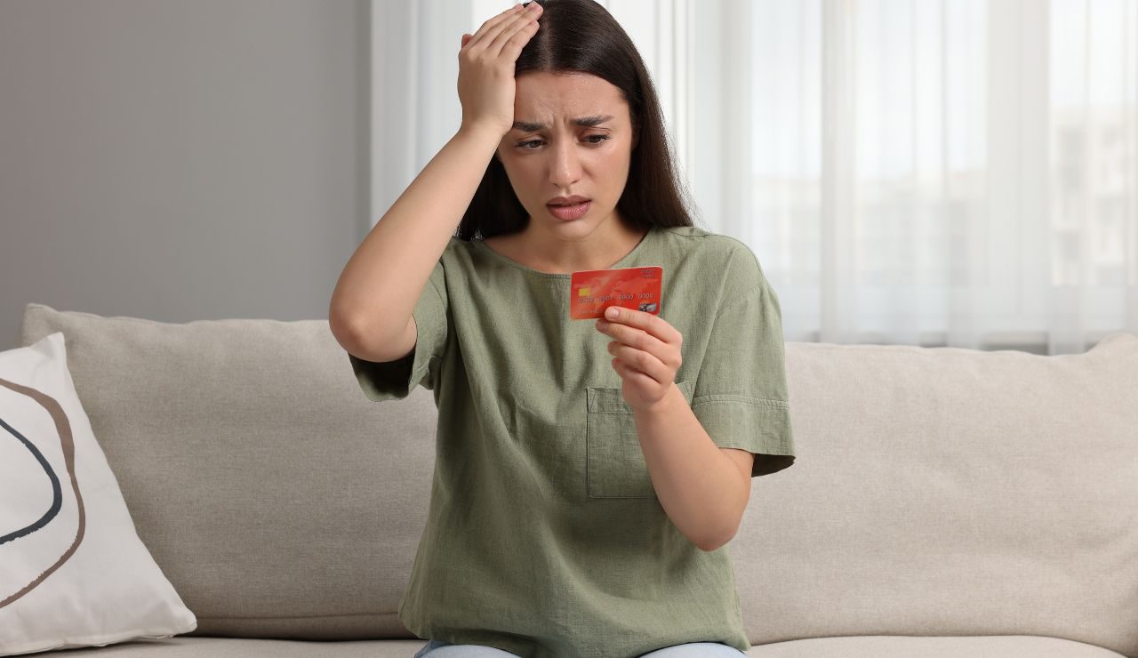 Ragazza che ha subito un furto sulla carta di credito