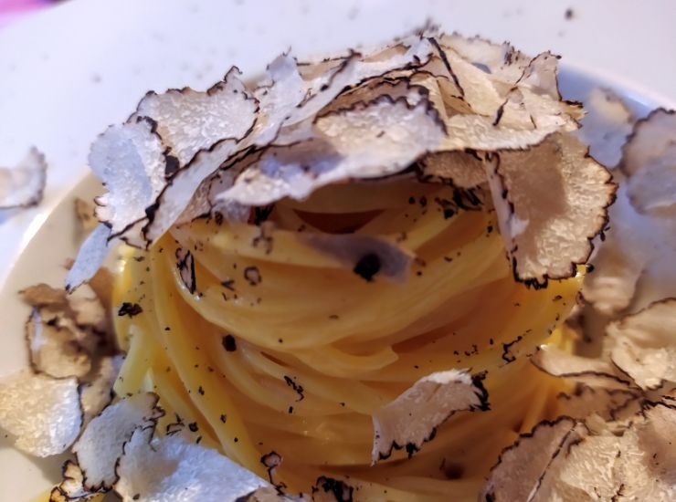 Un piatto di tagliolini con tartufo