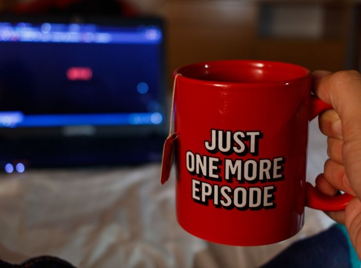 Tazza di tè e computer con Netflix nel letto