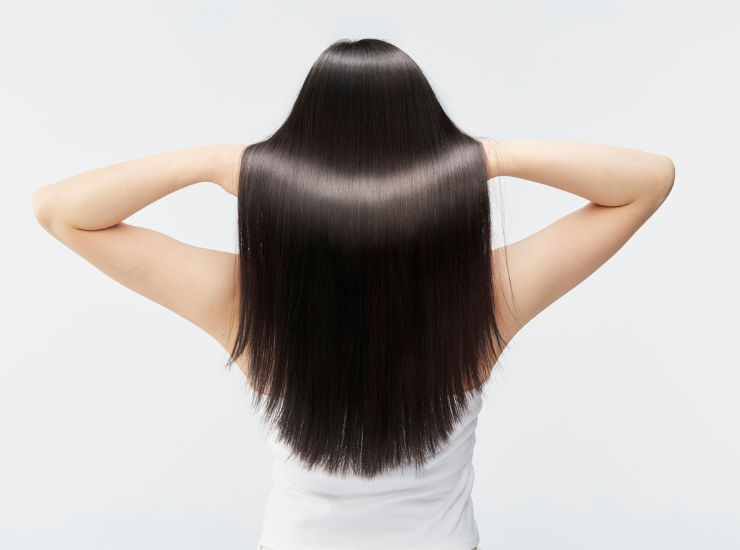Donna di spalle che mostra i capelli lisci