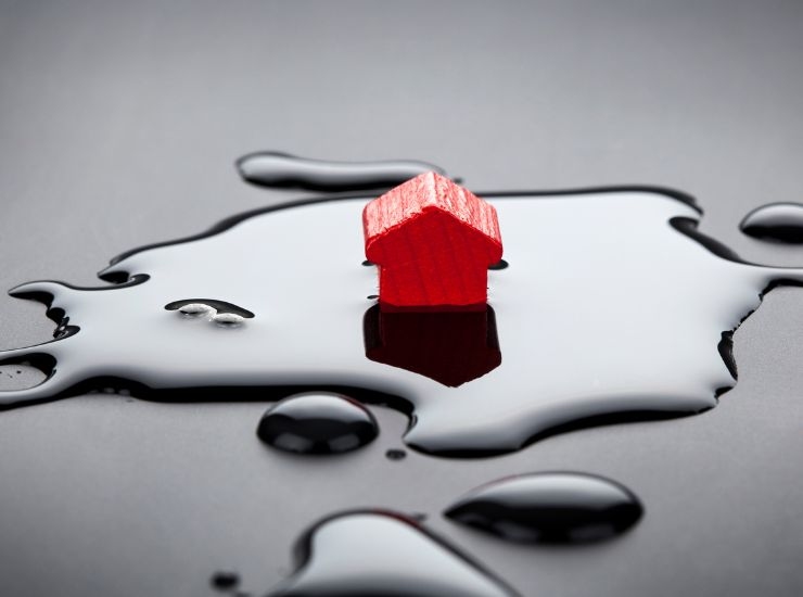 Acqua attorno un modellino di casa