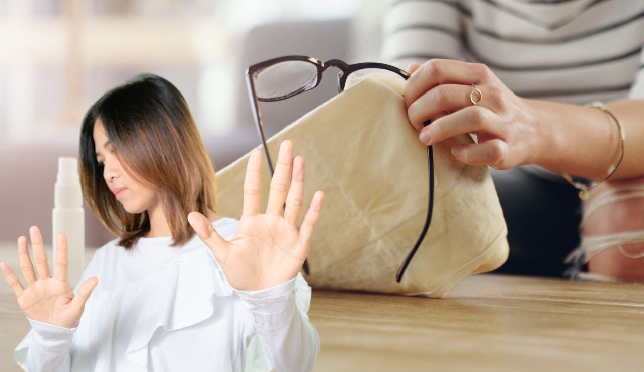 Pulire gli occhiali con pezzi di stoffa