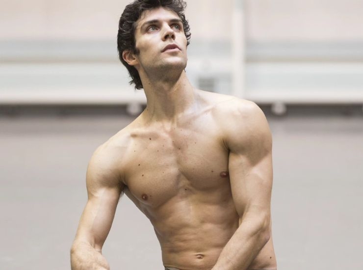 Roberto Bolle con lo sguardo rivolto verso l'alto
