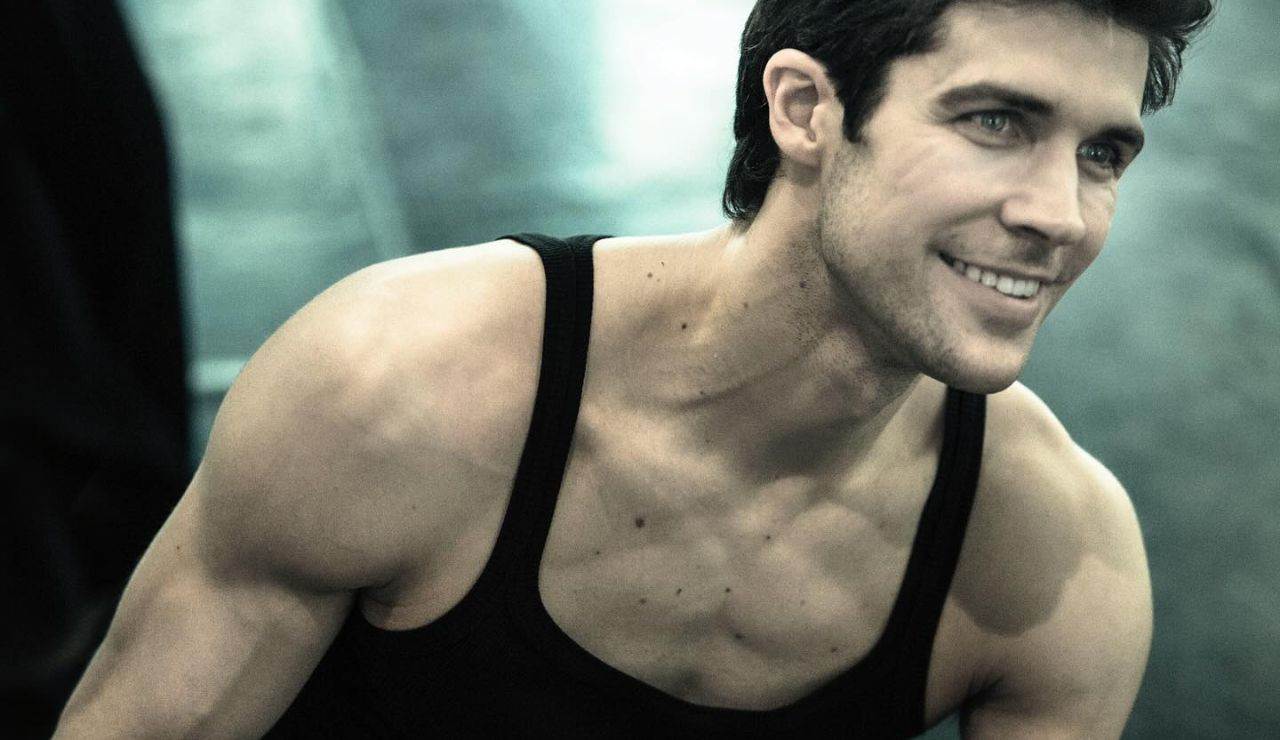 Roberto Bolle con canotta nera
