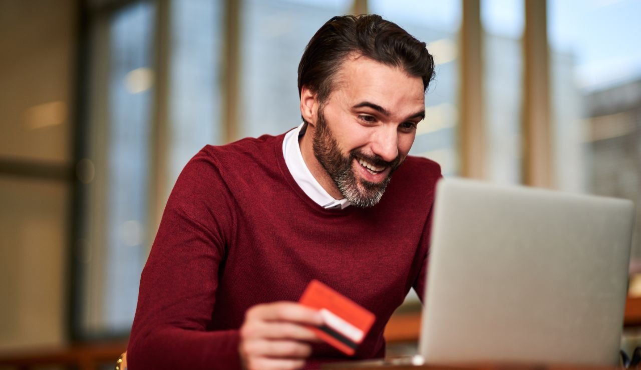 Uomo con carta di credito tra le mani
