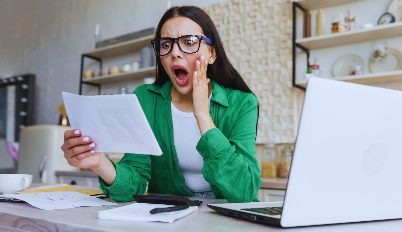 Ragazza al computer con fogli in mano condono tombale