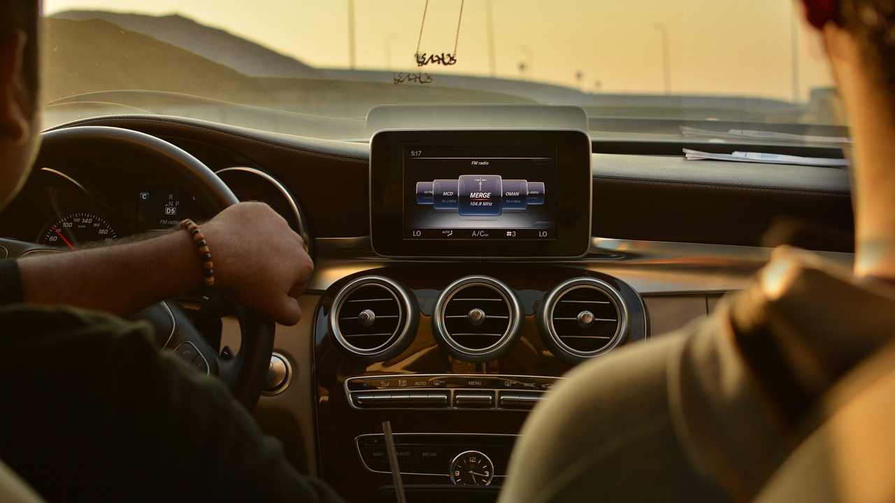 attenzione a queste attività che possono essere fatte in auto, i dettagli