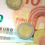 Addio euro, ” da oggi pagate con queste banconote”: dovete fare subito il cambio o rischiate che non le accettino