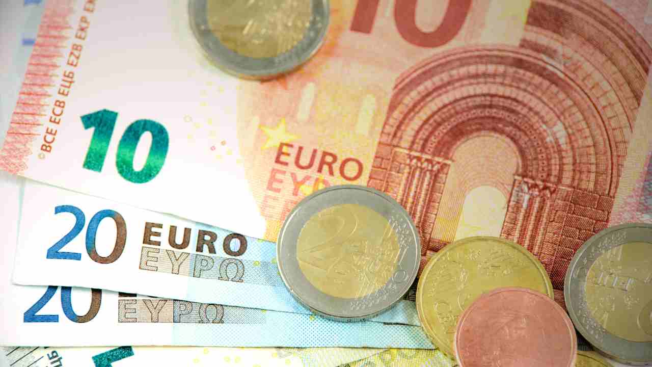 Tanti saluti all'euro