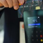 Ultim’ora, addio pagamenti in contanti: vi dovete portare la carta di credito anche per un caffè | Passata la legge