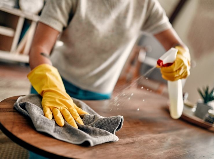 Detergente per pulire casa con sale