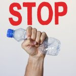 Svolta Plastica: niente più bottiglie in vendita da mezzo litro | Produzione sospesa