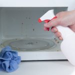 Microonde: il trucco dell’aceto funziona ma solo se usato in questo modo | Si pulisce da solo